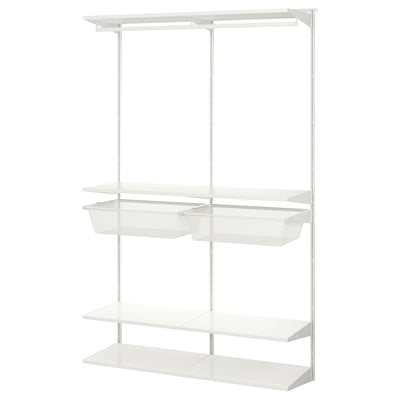 Een wit BOAXEL opbergsysteem met planken en gaasmanden, ideaal voor het organiseren van kleding.