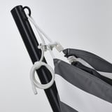 Zwarte stalen hangmatstandaard met witte touwen, die stabiliteit biedt voor ontspanning in de buitenlucht.