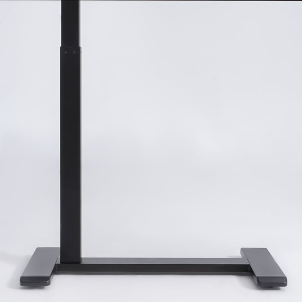 Zwart verstelbaar sta-bureau met metalen zuil en zwarte rechthoekige onderstel, met een stevig design.
