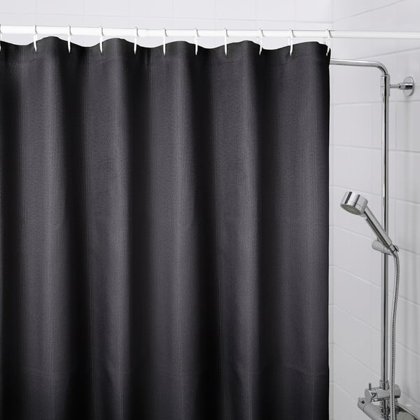 Zwart BORSTALOE douchegordijn gemaakt van gerecycled polyester, met een getextureerd wafelontwerp en bedekking over de hele lengte met chromen armaturen.