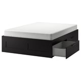 Zwart BRIMNES slaapkamer opbergbed met 4 lades en witte matras.