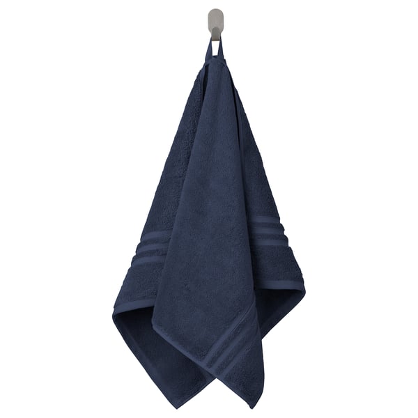 Donkerblauwe BROKGLIM handdoek gevouwen aan haak, rechthoekig met omrande randen, gemaakt van 100% biologisch katoen.
