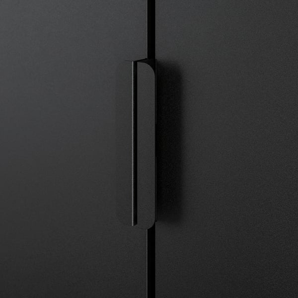 Zwarte metalen kast met strak handvat, die duurzaamheid en modern design uitstraalt.