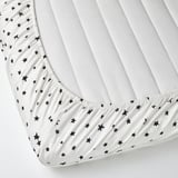 Hoeslaken met sterpatroon, elastische randen, past op matrassen tot 16 cm.