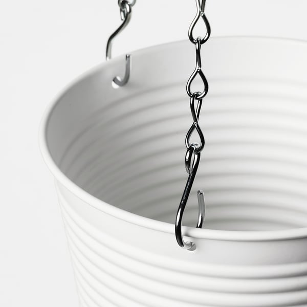Witte hangende plantenbak met robuuste metalen kettingen, met een modern, duurzaam ontwerp.