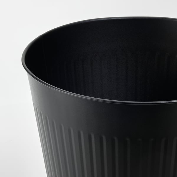 Duurzame plantenbak met donkere textuur.