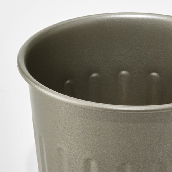 Close-up van een gegalvaniseerde metalen plantenbak, met zijn stevige, getextureerde oppervlak en afvoergaten.