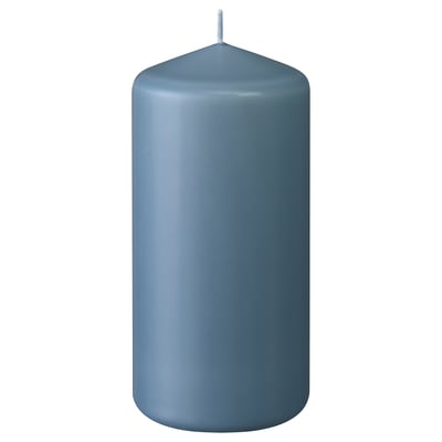 Enkele blauwe kaars, cilindrische vorm, glad oppervlak, staat rechtop, gemaakt van paraffine en plantenwas.