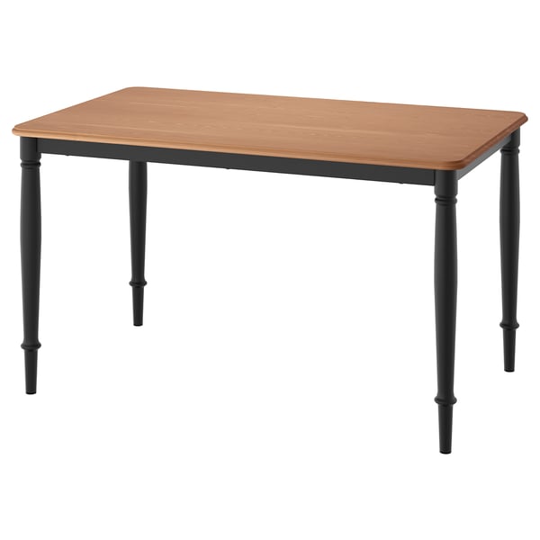 DANDERYD rechthoekige eettafel met lichtbruin houten blad en zwarte stalen poten.