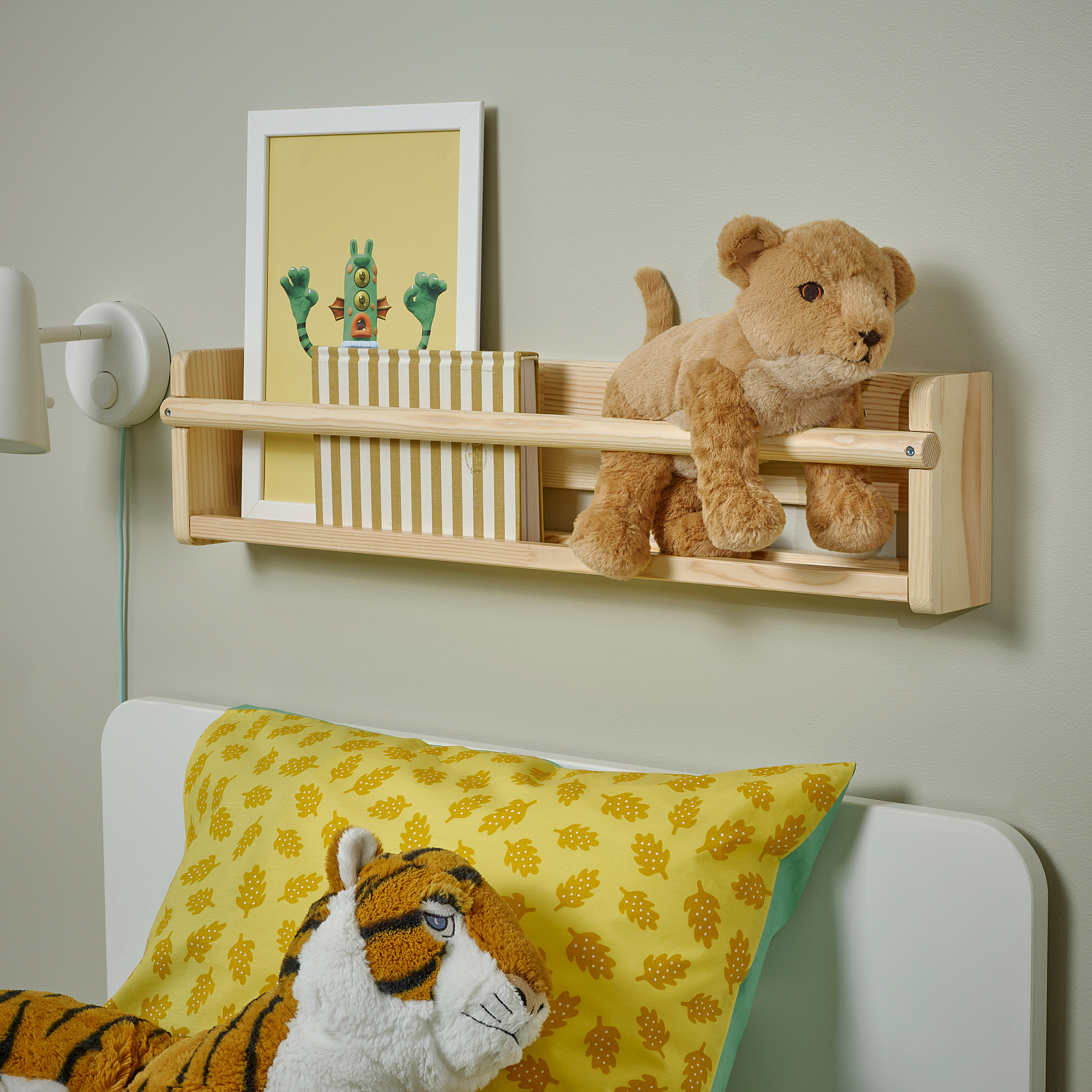 Een kinderslaapkamer met een teddybeer, bed en kleurrijke inrichting.