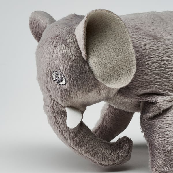 Grijs pluche olifant speelgoed met grote slappe oren en geborduurd zwart oog, zacht en uitnodigend.