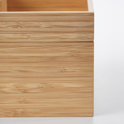 Twee lichtbruine bamboe houten kisten, rechthoekig, met gladde oppervlakken en open bovenkanten.