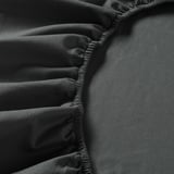 Close-up van DVALA katoenen laken, met fijn geweven, zachte stof en elastische zoom.