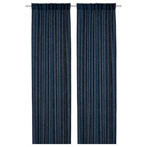 Twee donkerblauwe DYTÅG linnen gordijnen met geplooid design, die recht en gelijkmatig hangen.
