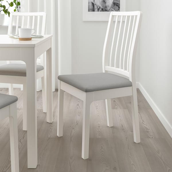 Witte EKEDALEN stoel met grijze zitting, lattenrug. Groter dan mok op tafel.