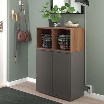 Moderne entree met EKET-opslag, 2 deuren, 2 planken, houten blad, manden, paraplu, plant, schaal.