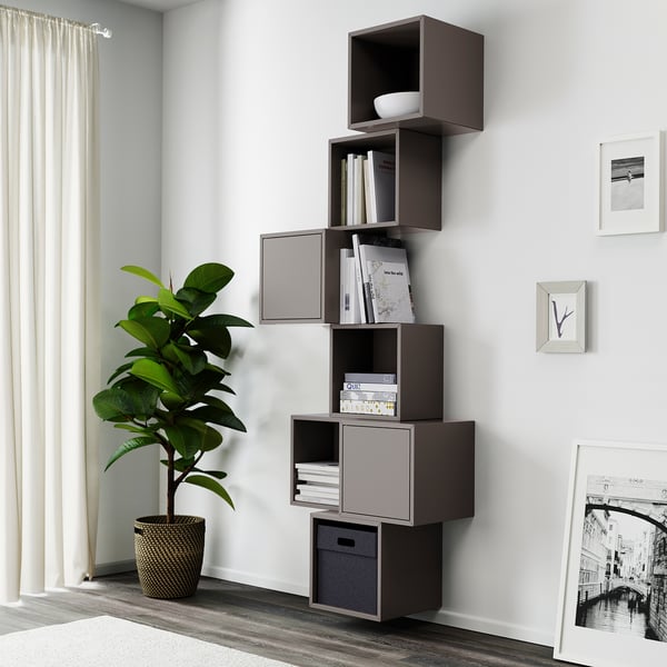 Moderne woonkamer met EKET-boekenplank, boeken, decor, installatie in de buurt van raam.