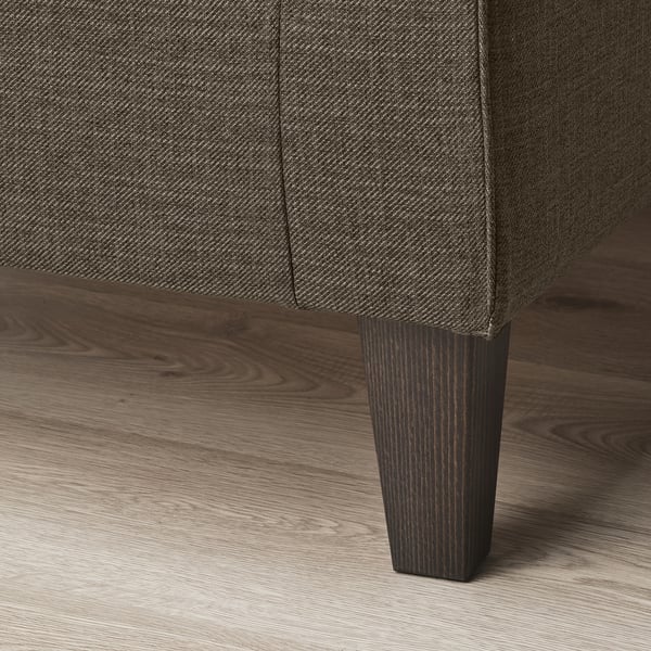 Close-up van de rand van de EKHOLMA-bank, met kwaliteitsstof en houten pootdetail.