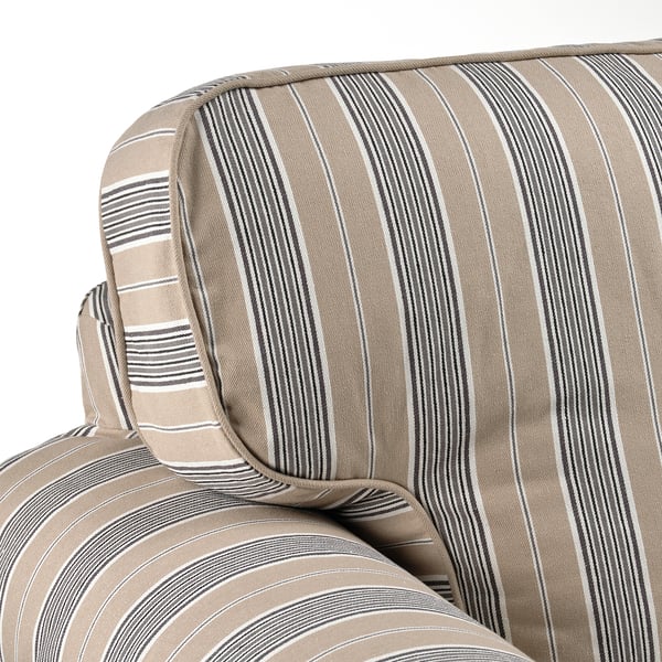 Gestreepte fauteuil close-up, met comfortabele, gedessineerde stof en pluche kussens.