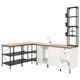 Moderne witte keukenopstelling met houten aanrecht, open planken en een metalen standaard.