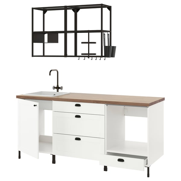Ikea ENHET wit keukenblok met houten blad, zwarte kraan en ophangrek.
