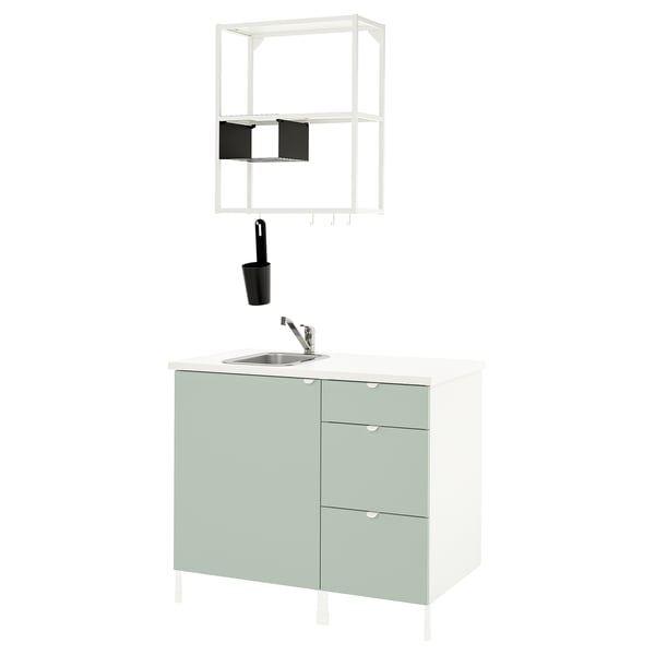 Modern groen keukenblok met gootsteen, planken en witte achtergrond.