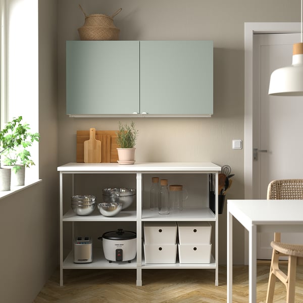Moderne keuken met ENHET salie groene opbergruimte tussen raam en deur, met accessoires en apparaten.