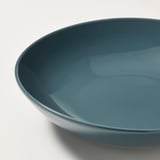 Diep turquoise gres bord met gladde, glanzende afwerking.