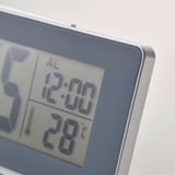 Close-up van digitale klok met tijd, alarm en temperatuur. Helder display, hoogwaardig ontwerp.