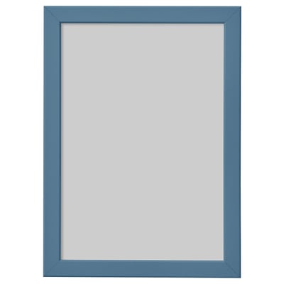 Een blauwe vierkante FISKBO fotolijst. Het is eenvoudig en modern met een plastic voorkant voor de veiligheid.