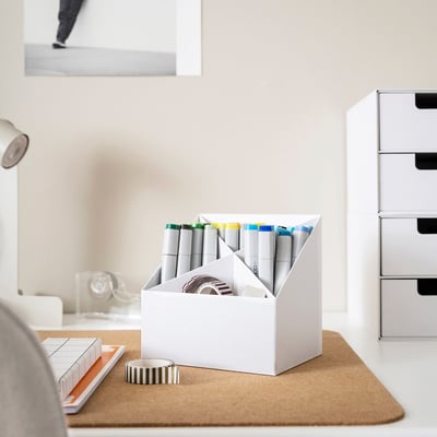 Een witte FJÄDERHARV bureau-organizer met vier vakken, gemaakt van gerecycled karton.