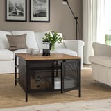 Rustiek-industriële FJÄLLBO salontafel met metaal en hout, die neutrale tinten combineert en ruimte biedt voor een Franse pers en bloemen.