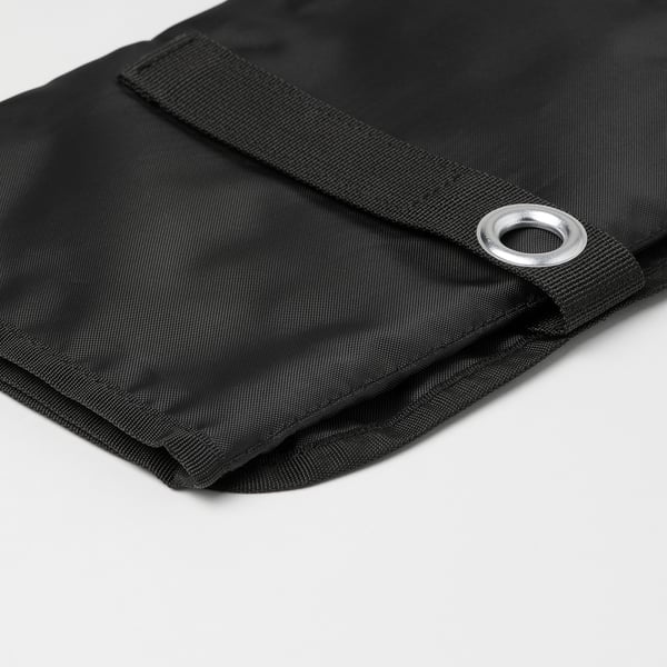 Zwarte kabelorganizer met stevig, gerecycled polyester materiaal en sterk metalen oogje. Hangt netjes.