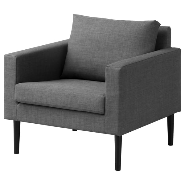 Moderne grijze fauteuil, FRIHETEN, strak design, donkere poten, knusse kussens.