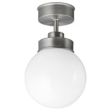 FRIHULT zilveren plafondlamp met ronde witte glazen bol.