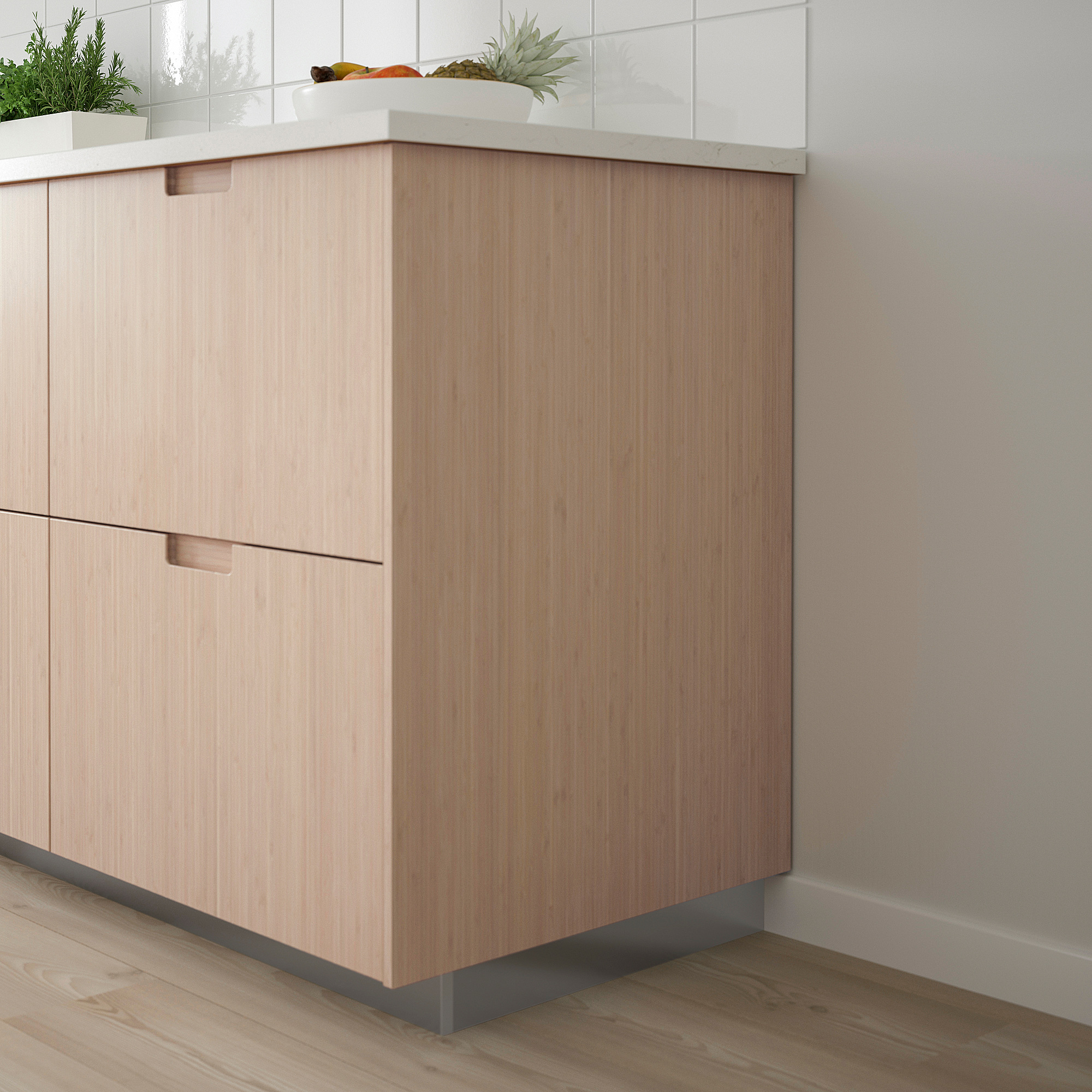 Moderne keuken met kasten van bamboefineer, strakke handgrepen en hoge kast naast betegelde muur.
