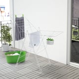 Wit FROST droogrek op balkon, groter dan nabijgelegen wasmand, houdt kleding & hangende plant.