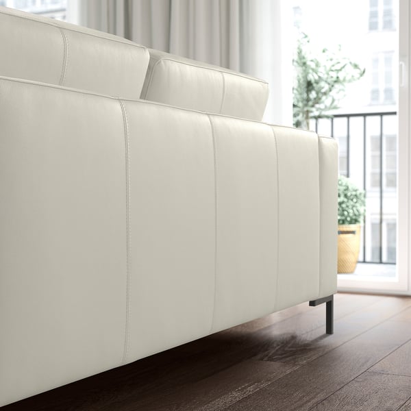 Moderne minimalistische witte leren bank, groot en strak, perfect voor ruime woonkamers.