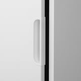 Een strakke, moderne lade met een minimalistisch wit handvat, een teken van hoogwaardig vakmanschap en eigentijds design.