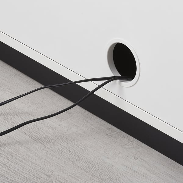 Moderne kantoorkast met strakke, zwarte handgrepen en een ingebouwde kabeluitgang. Vervaardigd met duurzame materialen voor stabiliteit en veiligheid.