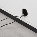 Moderne kantoorkast met strakke, zwarte handgrepen en een ingebouwde kabeluitgang. Vervaardigd met duurzame materialen voor stabiliteit en veiligheid.