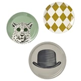 Drie decoratieve borden: luipaard, harlekijnpatroon, hoge hoed. Groen, goud, beige. Rond. Doorwaadbaar, stijlvol ontwerp.
