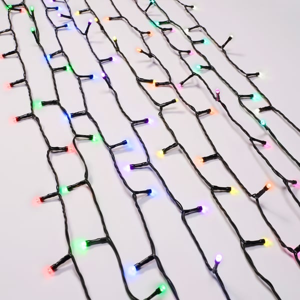 Afbeelding lichtslingers met meerkleurige led-lampen. De lampen zijn goedgekeurd voor buiten en hebben kleurveranderende mogelijkheden.