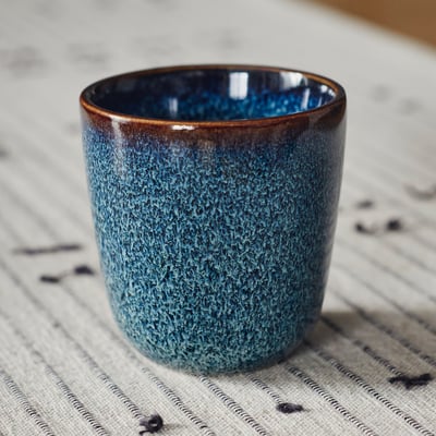 GLADELIG schaal, oceaanblauw, steengoed, ronde vorm, geglazuurde afwerking.