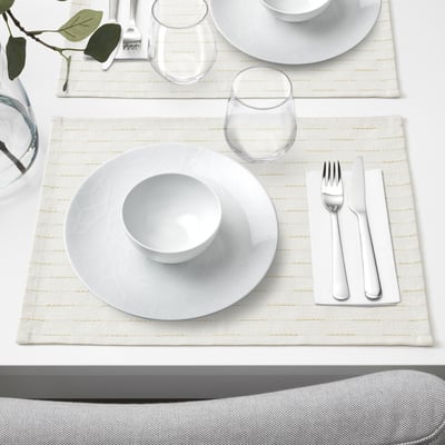 Witte porseleinen tafel instelling met bord, kom, glas, bestek en servet. Geometrisch ontwerp, netjes gerangschikt.