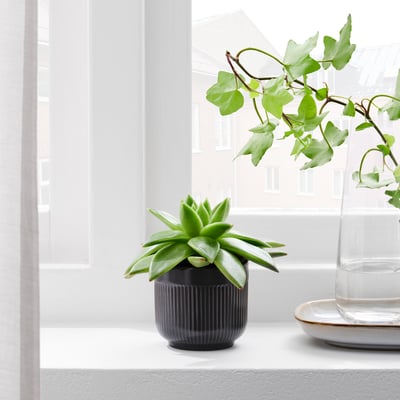 Zwart geribbeld aardewerk - home decor