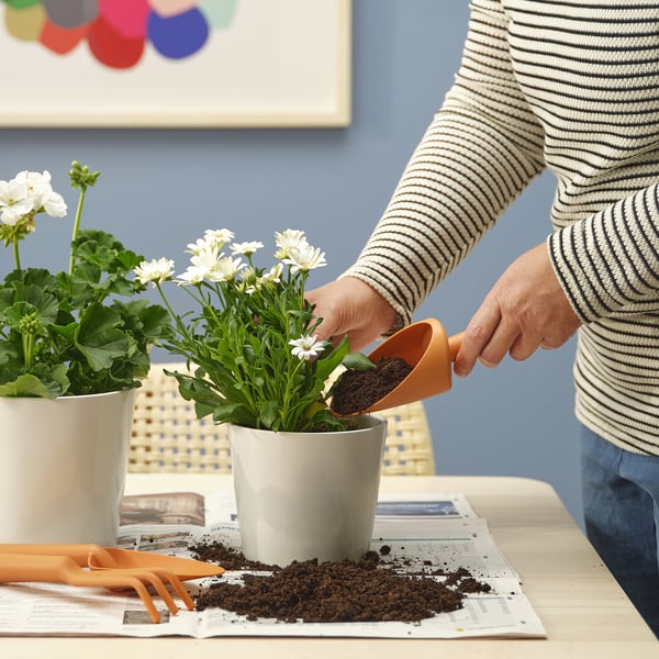 Bloemen planten met GRÄSMARÖ gereedschap.