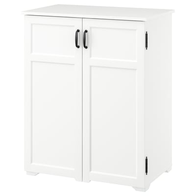 Een witte GREÅKER kast met twee deuren, met een traditioneel design, zwarte handgrepen en opbergvakken.