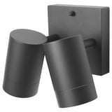 Twee strakke zwarte wandlampen met cilindrische kappen, gemonteerd op een rechthoekige voet, ontworpen voor buitengebruik met vochtbescherming.