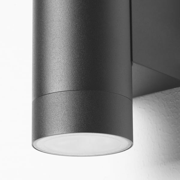 Moderne zwarte wandlamp voor buiten met strak design, twee lampen voor heldere verlichting en een stijlvol wandeffect.